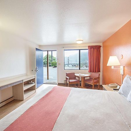 Motel 6 Gold Beach Exterior photo